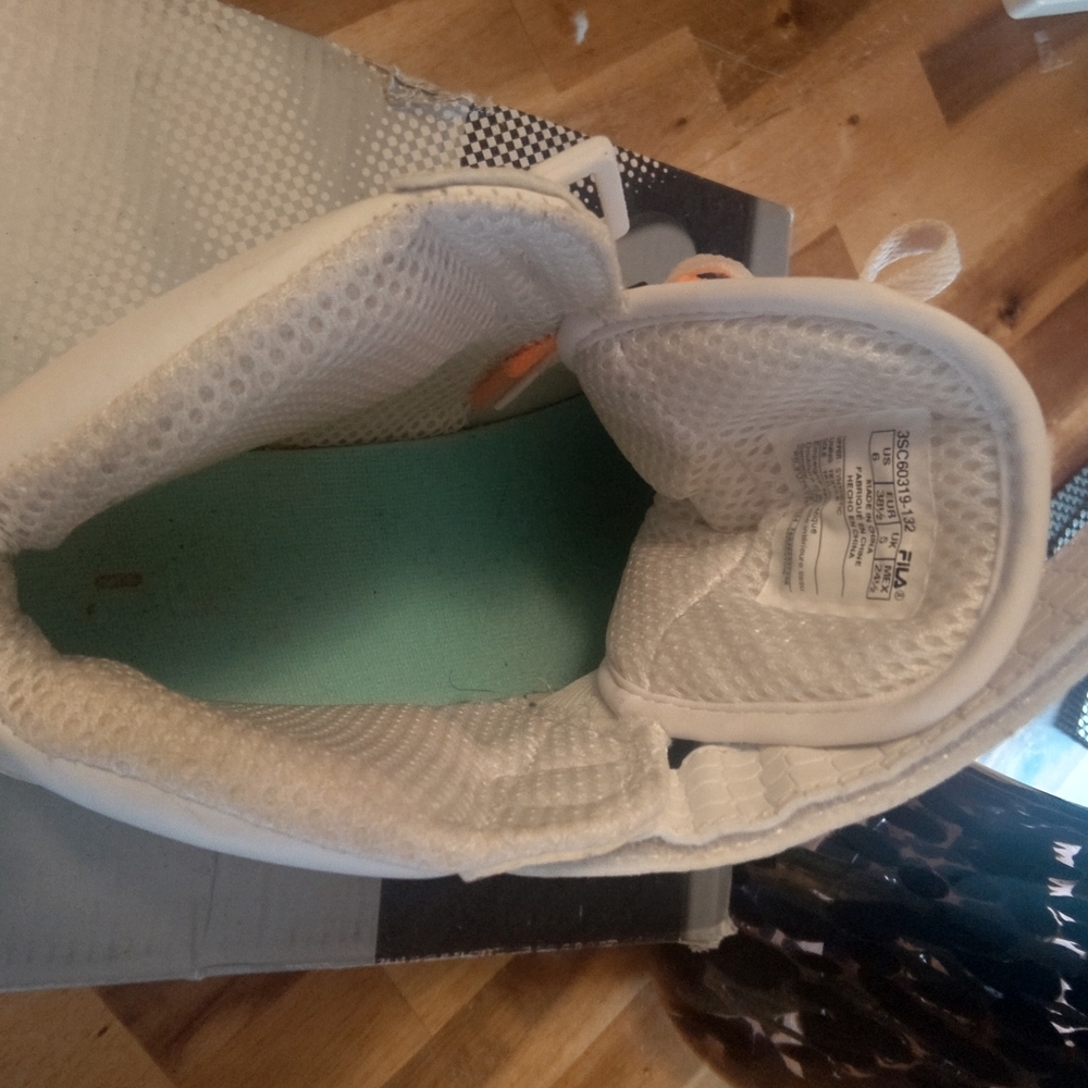 Fila sneakers, kids 6,white, baby blue, and fluorescent orange - Picture 3 of 4